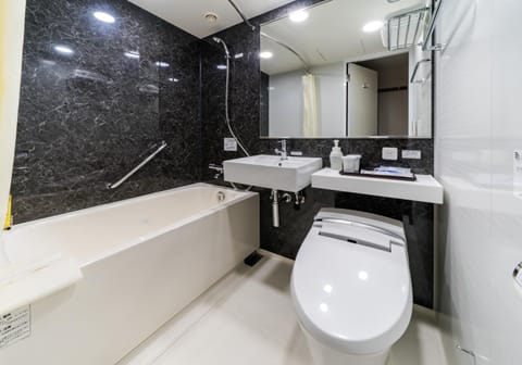 Combined shower/tub, deep soaking tub, free toiletries, hair dryer