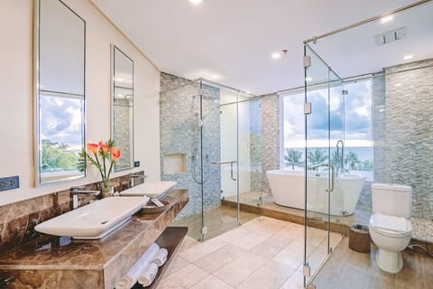 Presidential Studio Suite | Bathroom | Shower, rainfall showerhead, eco-friendly toiletries, hair dryer