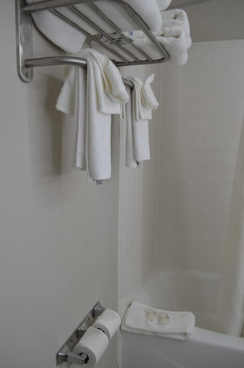 Standard Room, 1 King Bed, Non Smoking | Bathroom | Free toiletries, hair dryer, towels, soap