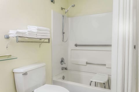 Combined shower/tub, rainfall showerhead, hair dryer, towels