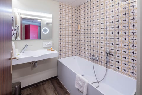 Suite | Bathroom | Bathtub, free toiletries, hair dryer, towels