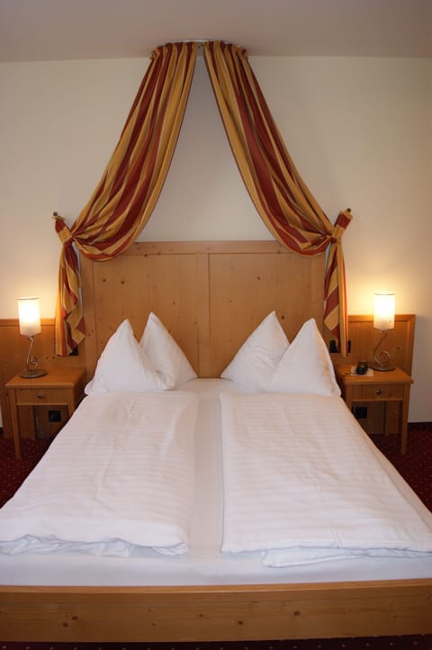 Double Room | Down comforters, minibar, in-room safe, individually decorated