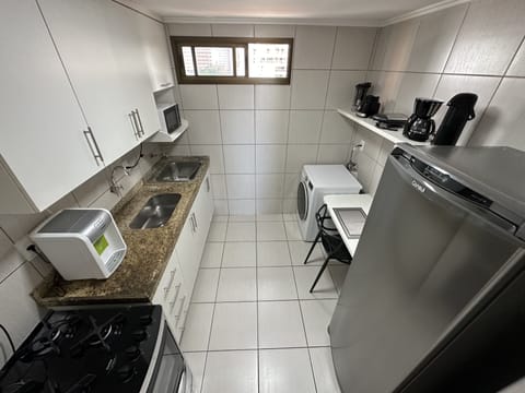 Apartamento Deluxe 2 Quartos Vista Mar | Private kitchen | Full-size fridge, microwave, oven, stovetop