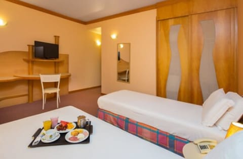 Deluxe Twin Room | Minibar, in-room safe, individually furnished, desk