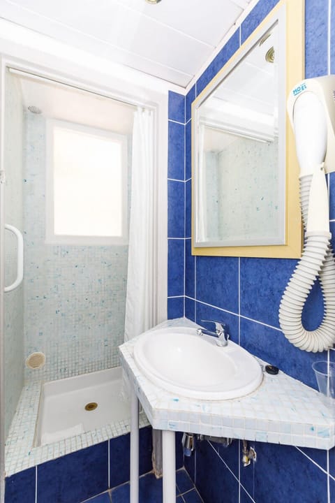 Double Room, Terrace | Bathroom | Free toiletries, hair dryer, towels