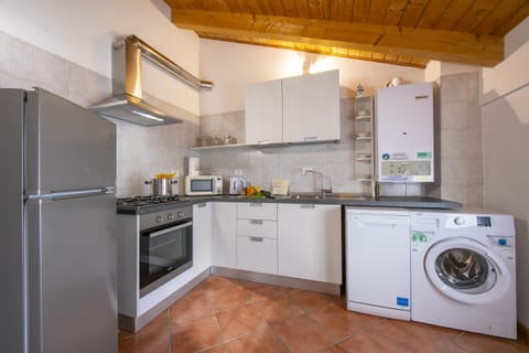 The well equipped kitchen with dishwasher and wash machine