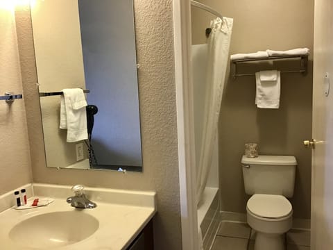 Combined shower/tub, free toiletries, hair dryer, towels