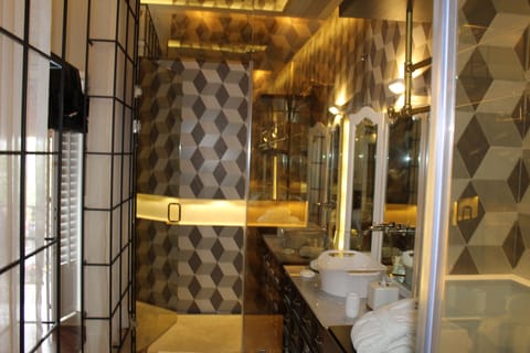 Standard Room | Bathroom | Shower, rainfall showerhead, hair dryer, towels