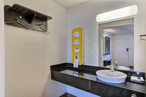 Combined shower/tub, towels