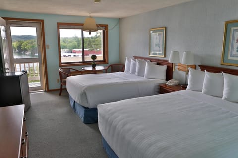 Inn Queen Room | Iron/ironing board, free WiFi, bed sheets, alarm clocks