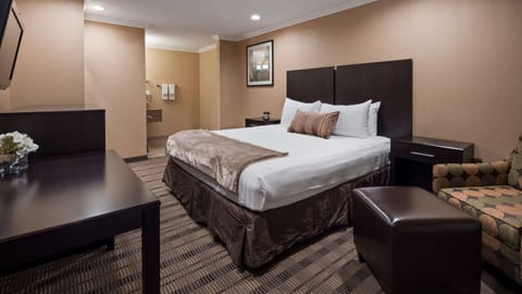 Standard Room, 1 King Bed, Non Smoking, Refrigerator & Microwave | Premium bedding, in-room safe, desk, laptop workspace