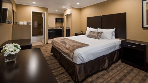 Standard Room, 1 King Bed, Non Smoking, Kitchen | Premium bedding, in-room safe, desk, laptop workspace