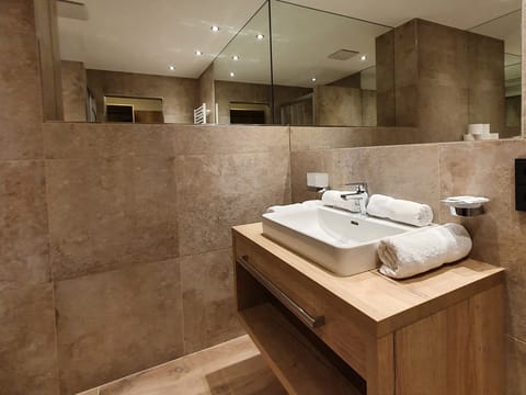 Kirchenkogel de Luxe, Mountain view 26 qm | Bathroom | Hair dryer, towels