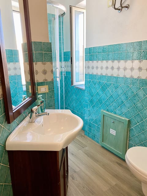 Economy Room | Bathroom | Shower, rainfall showerhead, free toiletries, hair dryer