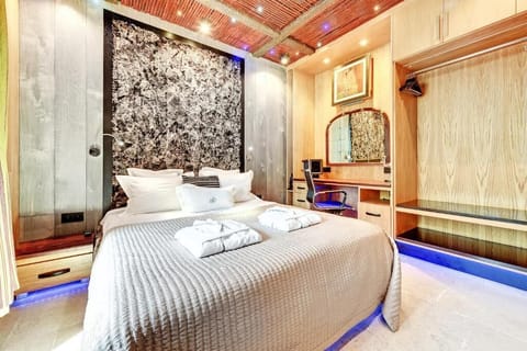 Exclusive Apartment | 1 bedroom, premium bedding, minibar, in-room safe