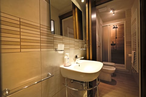 Classic Studio Ground Floor | Bathroom | Shower, hair dryer, bidet, towels