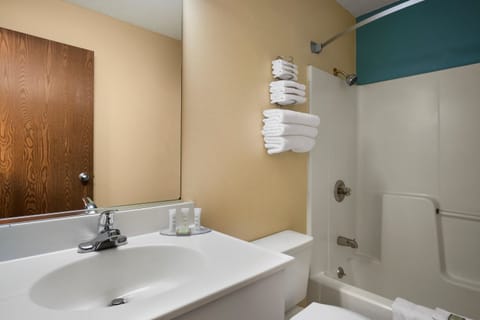 Combined shower/tub, free toiletries, hair dryer, towels