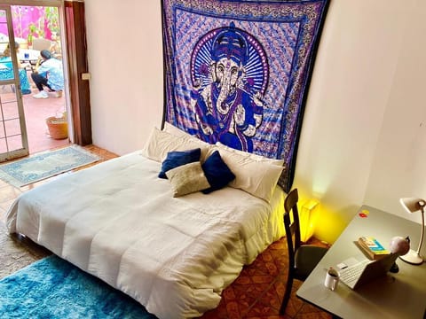 Ganesh | Desk, laptop workspace, iron/ironing board, free WiFi