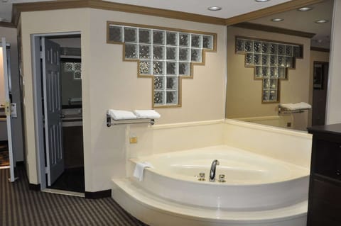 Honeymoon Suite, 1 King Bed, Non Smoking | Bathroom | Combined shower/tub, free toiletries, hair dryer, towels