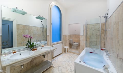 Deluxe Suite "Giacomo Casanova" Campo Santo Stefano View  | Bathroom | Combined shower/tub, jetted tub, free toiletries, hair dryer