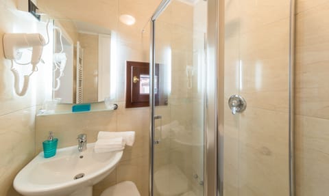 Suite "Carlo Goldoni" View on Campo Santo Stefano | Bathroom | Combined shower/tub, jetted tub, free toiletries, hair dryer