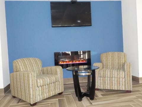 Standard Room, 1 King Bed, Smoking, Hot Tub | Living area | Flat-screen TV