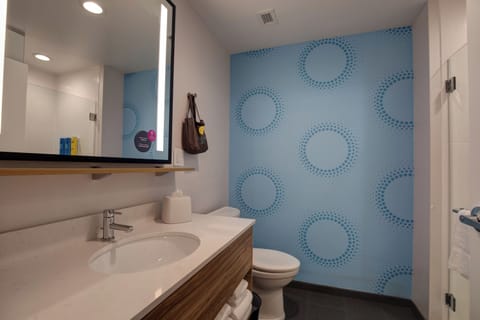 Room, 1 King Bed, Accessible (Hearing) | Bathroom | Designer toiletries, hair dryer, towels, soap