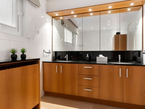 House | Private kitchen | Fridge, microwave, oven, dishwasher