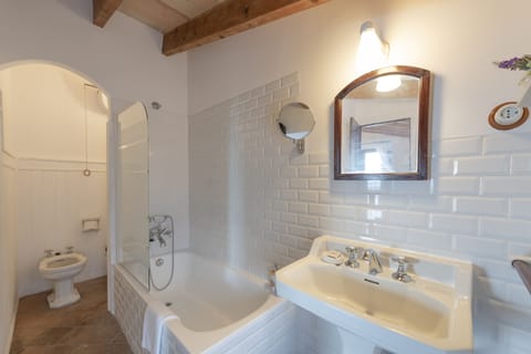 Superior Double Room, Sea View | Bathroom | Bathtub, deep soaking tub, hair dryer, towels