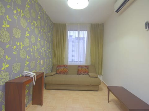 Superior Room, 1 King Bed | Living room | 32-inch TV with satellite channels