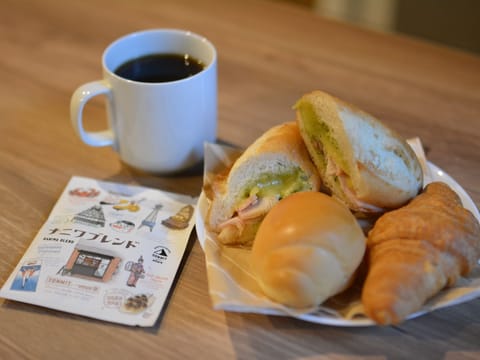 Daily English breakfast (JPY 600 per person)