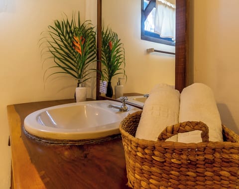 Bungalow Deluxe | Bathroom | Shower, free toiletries, towels