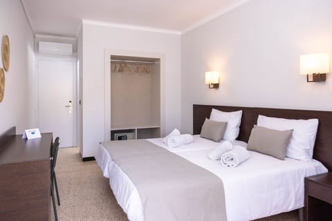 Standard Double Room, 2 Twin Beds | In-room safe, desk, laptop workspace, bed sheets