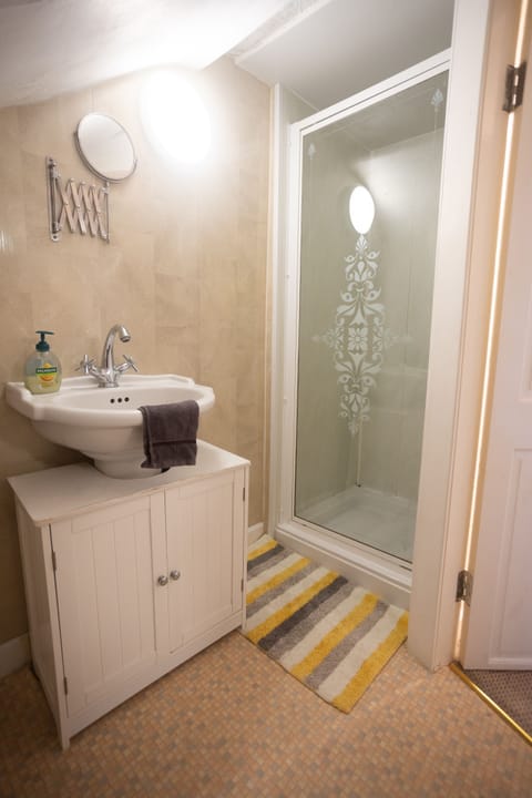 Apartment | Bathroom | Shower, hair dryer, towels