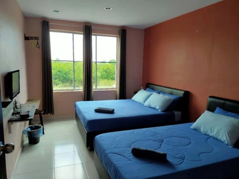 Triple Room, Multiple Beds | Laptop workspace, soundproofing, free WiFi