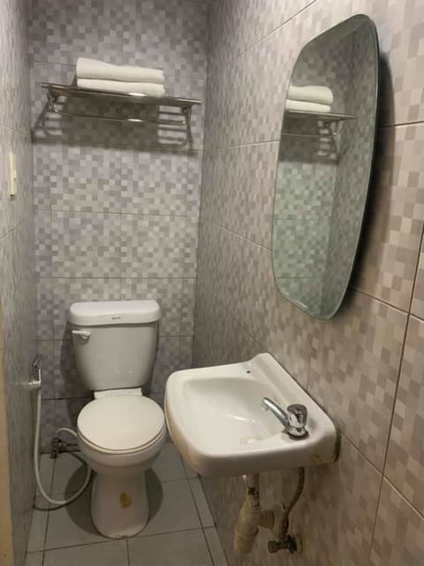 Quadruple Room | Bathroom | Shower, free toiletries, bidet, towels