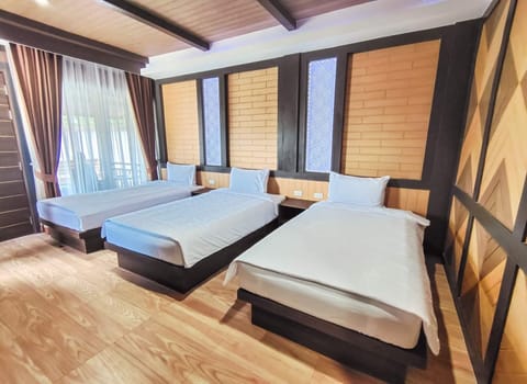 Standard Triple Room | Minibar, desk, free WiFi, bed sheets