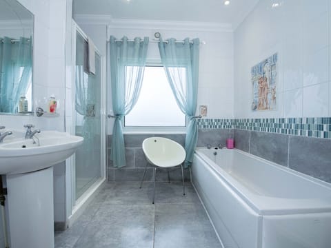 Superior Double Room | Bathroom | Shower, rainfall showerhead, free toiletries, hair dryer