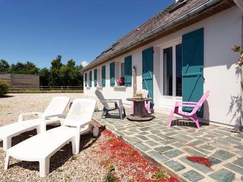 Sky, Property, Plant, Building, Window, Architecture, Interior Design, Wood, Shade, Outdoor Furniture