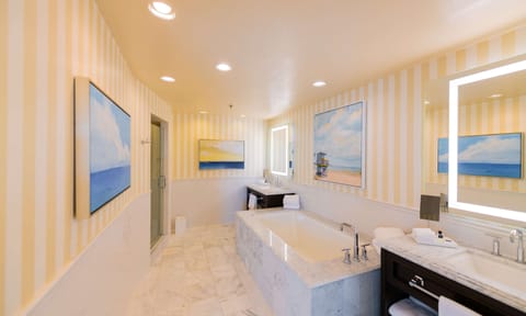Suite (Del Mar) | Bathroom | Shower, designer toiletries, hair dryer, bathrobes