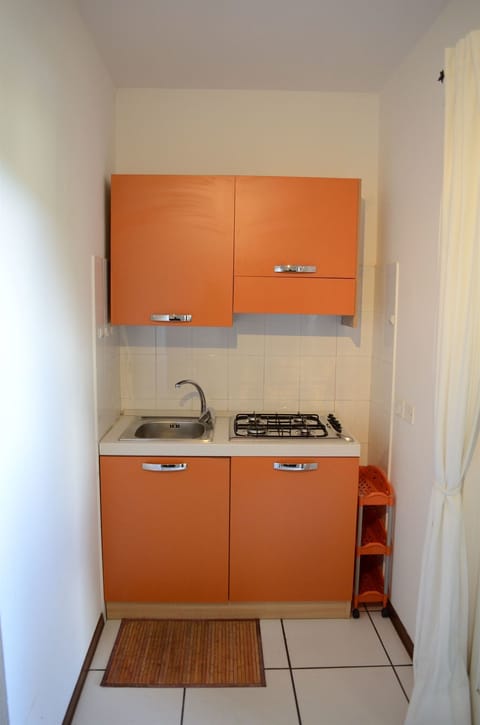 Studio | Private kitchenette | Fridge, stovetop, cookware/dishes/utensils