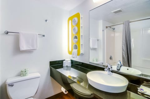 Deluxe Room, 1 Queen Bed, Non Smoking, Refrigerator & Microwave | Bathroom | Combined shower/tub, towels