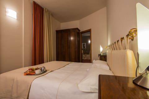 Classic Suite, Hot Tub | Minibar, in-room safe, desk, blackout drapes