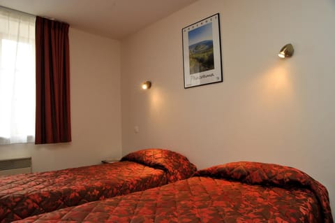 Standard Twin Room | Desk, free WiFi