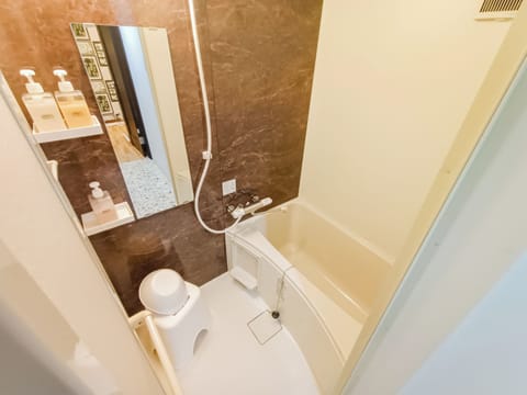 Family House, 2 Bedrooms (101) | Bathroom | Separate tub and shower, hydromassage showerhead, free toiletries