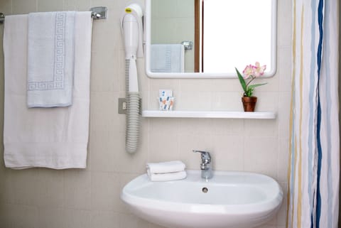 Double Room, Balcony | Bathroom | Shower, hair dryer, bidet, towels