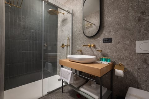 Standard Double Room | Bathroom | Combined shower/tub, free toiletries, hair dryer, towels