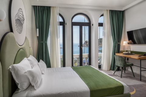 Superior King Room with Sea View | Minibar, in-room safe, individually decorated, individually furnished