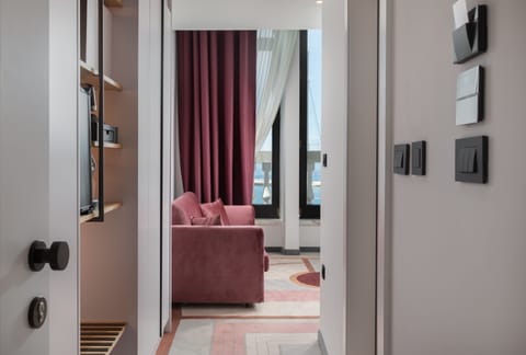 Gallery Quadruple Room | Minibar, in-room safe, individually decorated, individually furnished