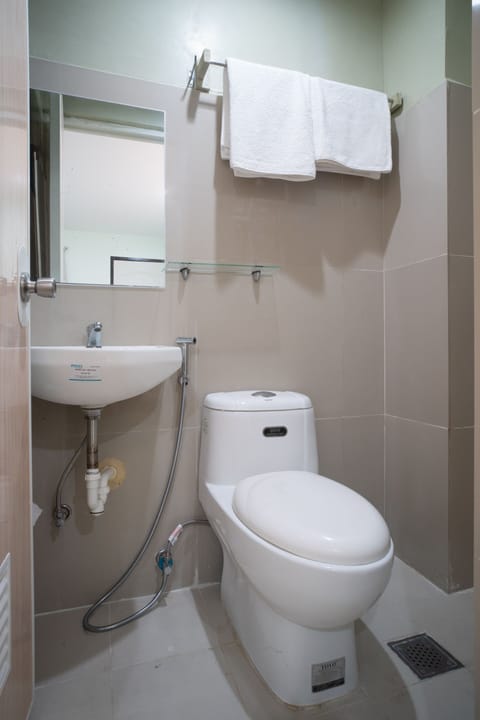 Superior Double Room | Bathroom | Shower, rainfall showerhead, free toiletries, bidet